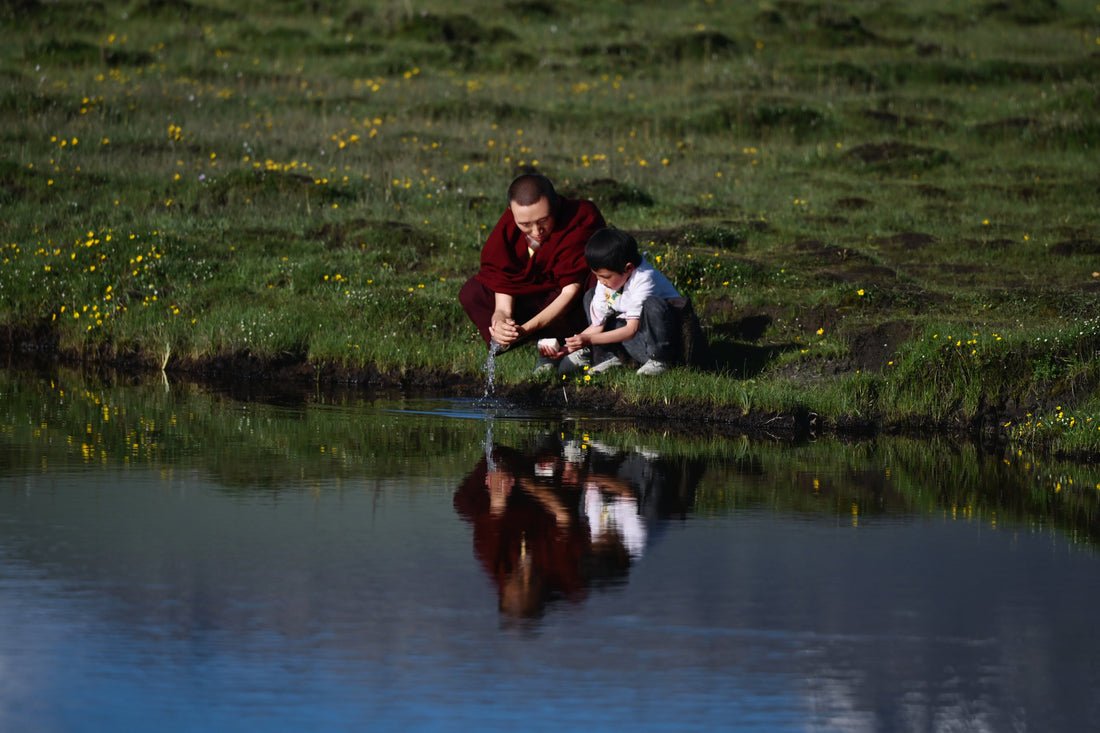 Tibetan monk - kid - washing hands - lake