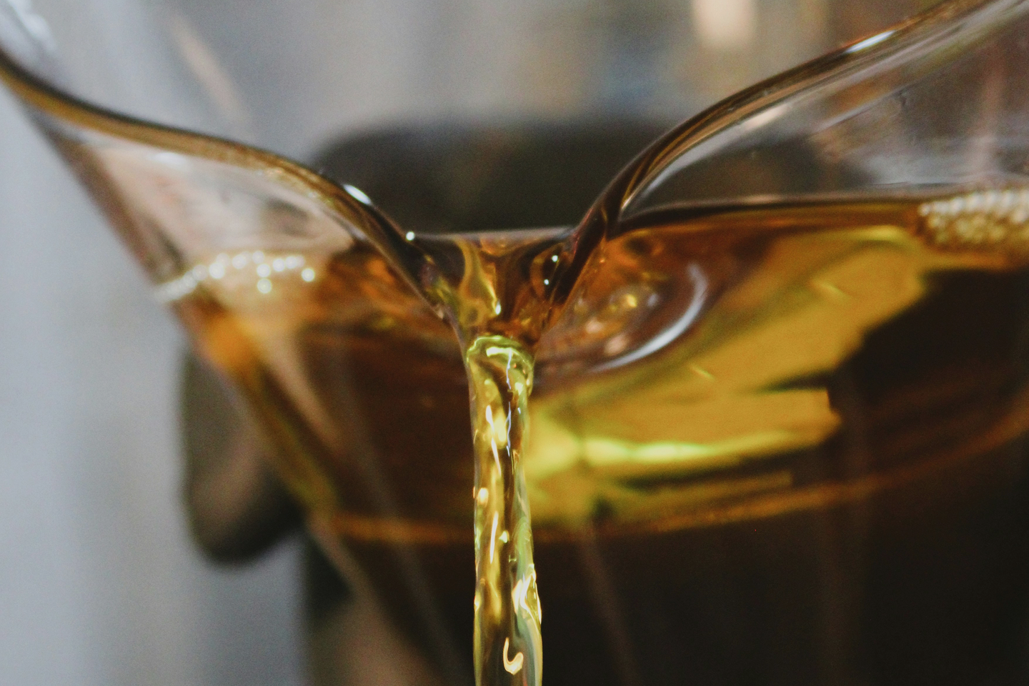 tsoji-pouring-olive-oil-ingredient